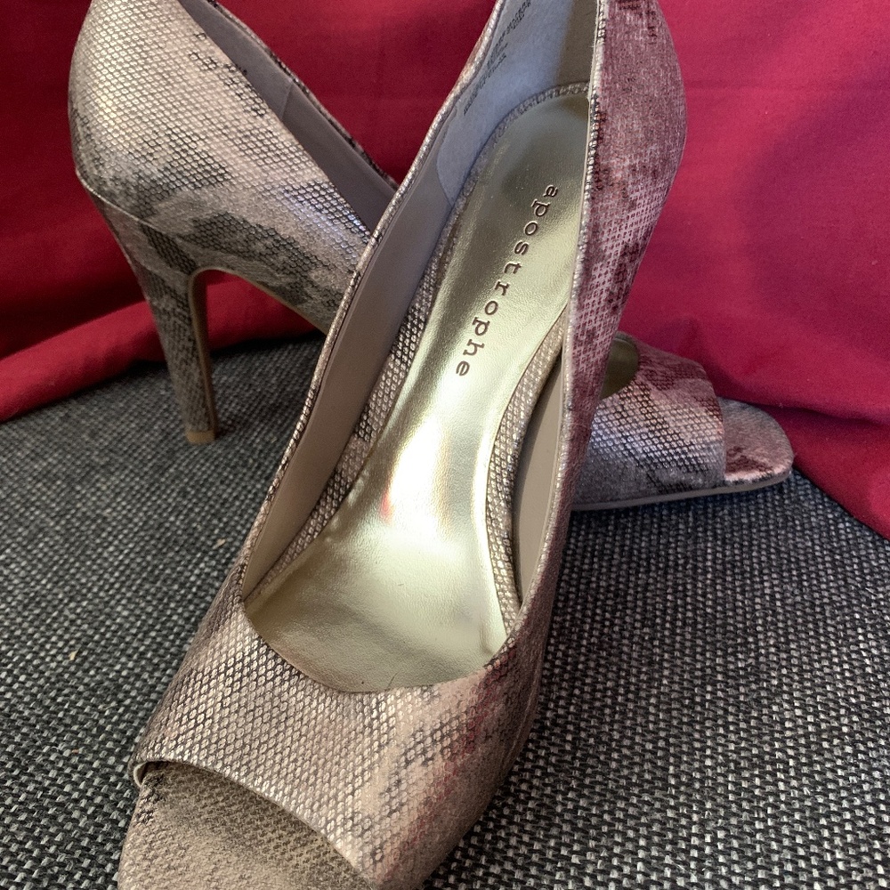 Pale Gold/Black Apostrophe Pumps